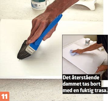 Måla köksluckor själv: Varje gång du har slipat, borstas det fina slipdammet bort. Måla köksluckor själv: Varje gång du har slipat, borstas det fina slipdammet bort.